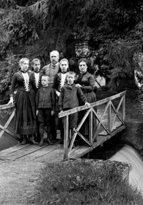 Familie van stedelingen, poserend in hun tuin, nabij Bourmont, circa 1880 door French Photographer