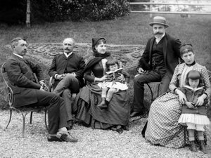 Familie van stedelingen, poserend in hun tuin, nabij Bourmont en Haute-Marne, circa 1880. Fotografie. Ducos Collectie.