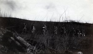 Eerste Wereldoorlog (1914-1918): een groep soldaten marcherend op Rocour (Saint Quentin) (Aisne) door French Photographer