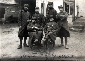 Eerste Wereldoorlog (1914-1918): telefonisten en secretaresses van de Generale Staf van kolonel Debenedetti (?) boerderij Laroque nabij Roye sur Matz (Roye-sur-Matz, Oise). Maart 1915