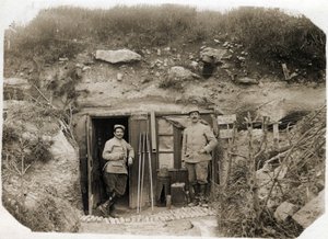 Eerste Wereldoorlog (1914-1918): het commandopost van Luitenant De Benedetti, de secretaris links, de bataljonsadjudant rechts. Tussen hen, signaalfakkels, periscoop, torpedo