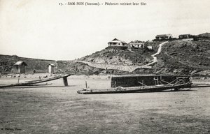 Vissers die hun net verwijderen nabij de stranden van Sam Son (Sam-Son), Annam. Ansichtkaart uit Vietnam, Indochina. Foto rond 1912-1914 door French Photographer