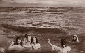 Vijf geklede vrouwen in de zee door French Photographer