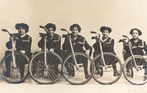 Vijf meisjes, vermoedelijk Frans, met hun fietsen