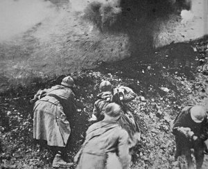 Franse infanterie onder vuur van Duitse artillerie tijdens de Slag om Verdun