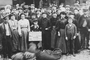 Tuinmannen van Bagneux, Les Halles markt, Parijs, 1907 door French Photographer