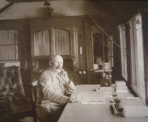 Generaal Pétain in zijn spoorwegwagon-salon HQ tijdens de Slag om Verdun, februari-december 1916 (zw/w foto) door French Photographer