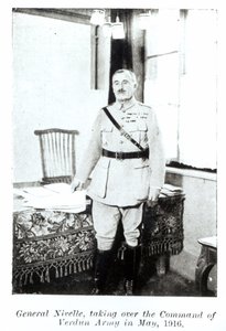 Generaal Robert Nivelle (1856-1924) Neemt het Commando van het Leger over bij Verdun, mei 1916 door French Photographer