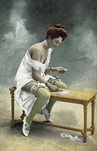 Meisje met blote kousen en borst die geduld speelt op houten kruk door French Photographer
