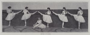 Meisjes die barexercities uitvoeren in een balletles (zwart-wit foto)