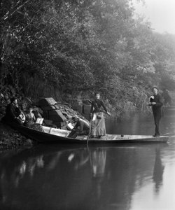 Groep vrienden, op een wandeling, rustend op een boot. Fotografie eind 19e eeuw. Ducos Collectie door French Photographer