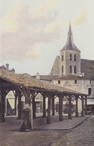 Guîtres, Oude hal en klokkentoren van de kerk door French Photographer