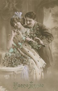 Nieuwjaarskaart met romantisch stel met maretak, 1913 door French Photographer