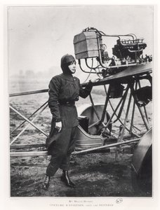 Helene Dutrieu (1877-1961) naast een vliegtuig, voor 1914 door French Photographer