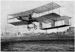 Henri Farman (1874-1958) in Issy-les-Moulineaux in zijn vliegtuig de Voisin-Farman 1