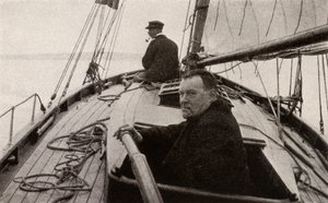 Hilaire Belloc in zijn boot door French Photographer