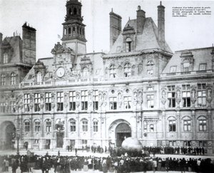 Een ballon opblazen met de verklaringen van de Commune eraan bevestigd buiten het Hotel de Ville, Parijs, 3 mei 1871