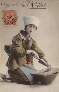 Japans meisje fileert vis