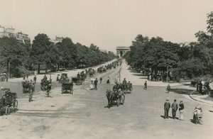 Avenue du Bois-de-Boulogne door French Photographer