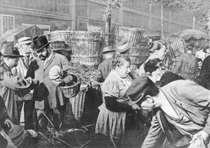 Laatste verkopen voor de bel, rue Rambuteau, Les Halles, Parijs, 1897 door French Photographer
