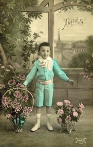 Kleine jongen in blauw