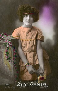 Klein meisje in oranje