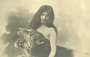 Langharig meisje met armen om opgezette luipaard door French Photographer