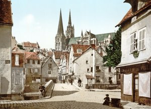 Kijkend naar beneden een straat in Chartres met de kathedraal op de achtergrond, 1890-1900