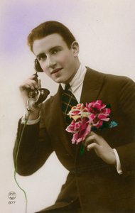 Man aan de telefoon, bloemen vasthoudend