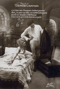 Man die zijn koffer uitpakt door French Photographer