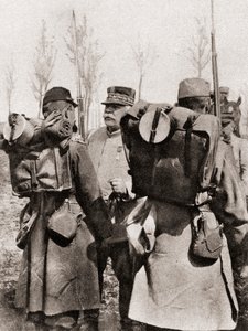 Maarschalk Joseph Jacques Césaire Joffre inspecteert zijn troepen, uit The Illustrated War News, 1915 door French Photographer