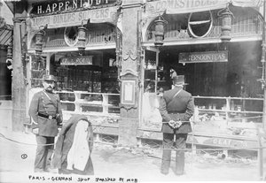 Parijs, Duitse winkel vernield door menigte, 1914