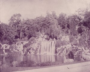 Parijs: Grote waterval in het Bois de Boulogne (zw/w foto) door French Photographer