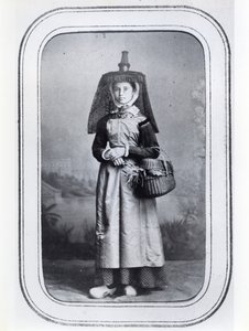 Fotovizierkaart met Franse regionale klederdracht, ca. 1860-70 door French Photographer