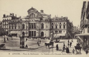 Place du Ralliement, het theater en de Chaussee Saint-Pierre, Angers, Frankrijk door French Photographer