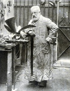 Portret van Fernand Forest (1851 - 1914), Franse uitvinder (motor, auto-onderdelen...) - fotografie