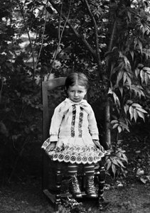 Portret van een klein meisje uit Bourmont in Haute Marne, zittend in de tuin van de Abdij van Septfontaines. Eind 19e eeuw. Ducos Collectie. door French Photographer