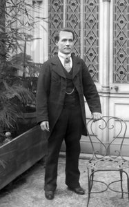 Portret van een man, poserend in de Abdij van Septfontaines, nabij Bourmont in Haute Marne. Fotografie eind 19e eeuw. Ducos Collectie