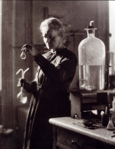 Portret van de natuurkundige Marie Curie (1867-1934) in haar laboratorium in 1925 (foto) door French Photographer