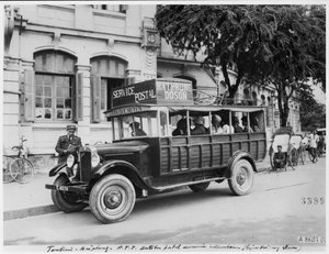 Postbus in Haiphong, ca. 1920