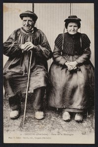 Ansichtkaart met bergbewoners in Saugues, Haute-Loire, ca.1900 door French Photographer