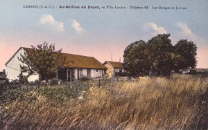 Ansichtkaart met het huis van Henri Desire Landru (1869-1922) in Gambais door French Photographer