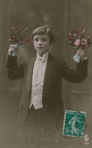 Jongen in witte stropdas en rokkostuum met bloemen en bessen