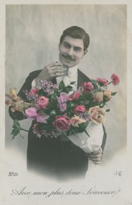 Ansichtkaart van een man met een boeket bloemen, verzonden in 1913