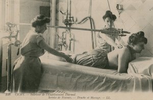 Vrouw die een douche en massage krijgt in de thermale baden van Vichy