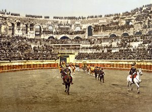Processie van matadors in het Amfitheater in Nîmes, 1890-1900 door French Photographer