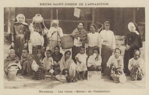Bewoners van een weeshuis gerund door de Zusters van St. Joseph, Mandalay, Birma door French Photographer