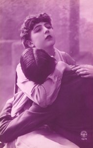 Roze afbeelding van omhelzend paar door French Photographer