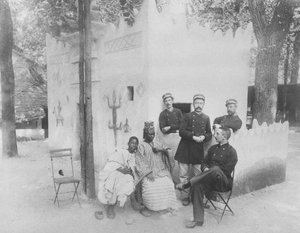 Senegalees Dorp op de Exposition Universelle de Paris, 1889 door French Photographer