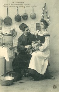 Dienstmeisje zit op de knie van een man in de keuken door French Photographer